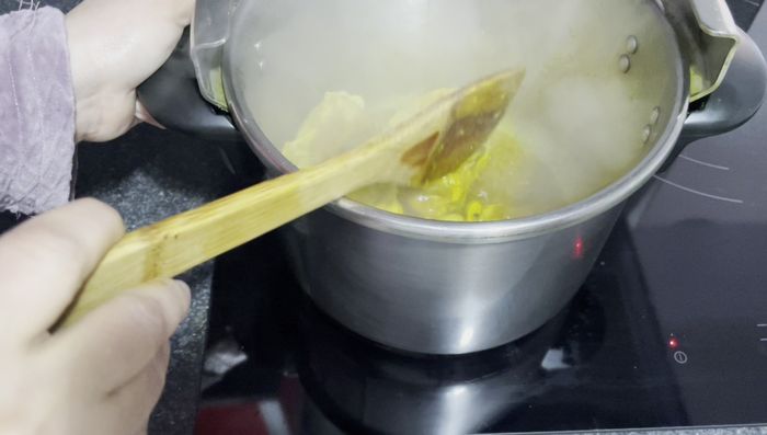 Añadir perejil, cilantro y canela a la olla. Cocinar hasta que el pollo esté cocido y la cebolla forme una salsa espesa.