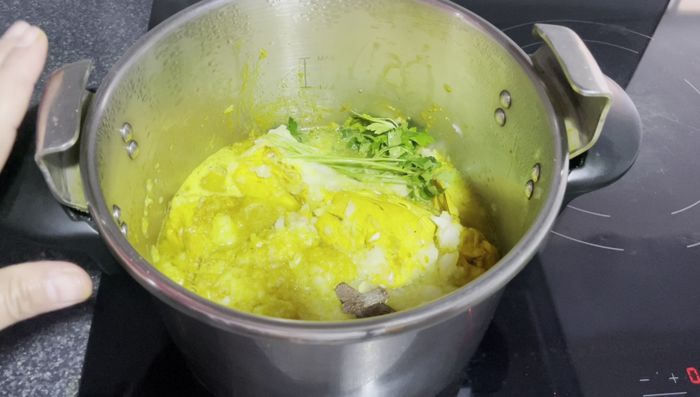 Retirar el pollo y reservar. Cocinar la cebolla hasta obtener una salsa espesa sin caldo.