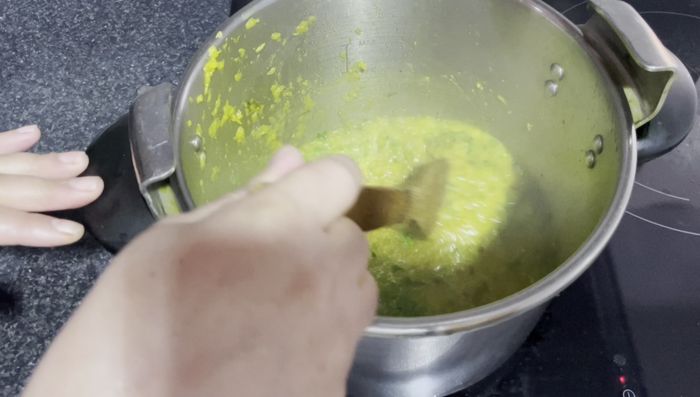 Agregar los huevos a la salsa de cebolla, mezclando constantemente.