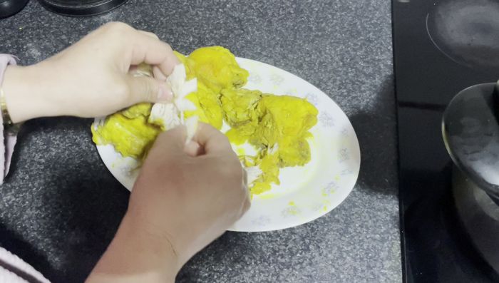 Cortar el pollo en trozos pequeños, quitando la piel y los huesos.