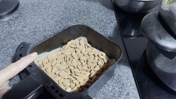 Tostar las almendras en una fritura de aire, horno o sartén.