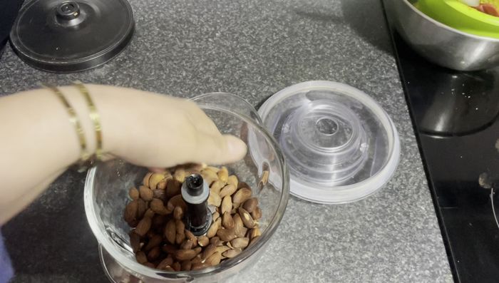 Triturar las almendras.