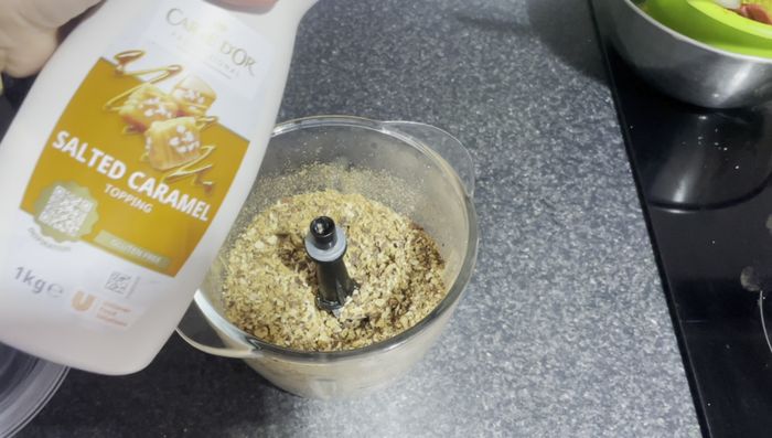 Mezclar las almendras trituradas con azúcar y salsa de caramelo.