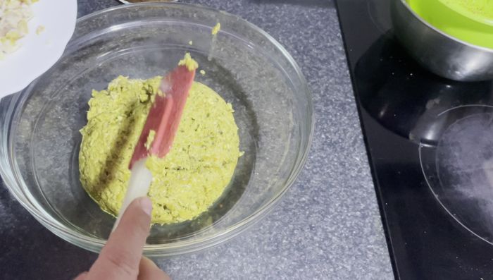 Mezclar el pollo, la salsa de cebolla y la mezcla de almendras.
