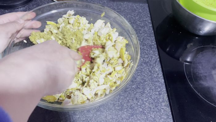 Cortar las hojas de briwat por la mitad. Untar con aceite o mantequilla.