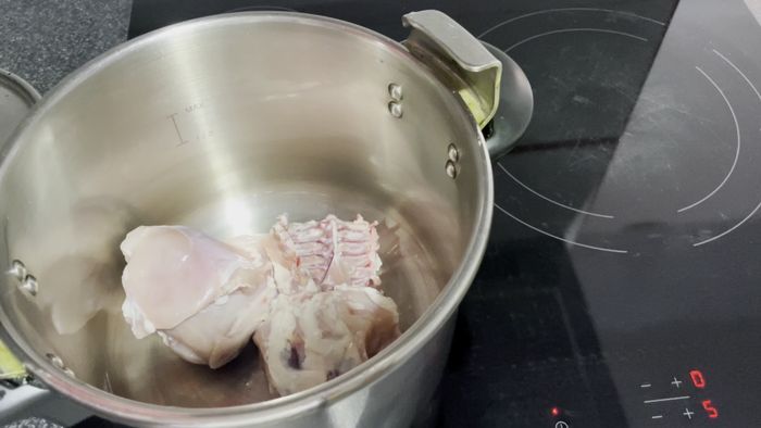 En una olla, freír el pollo con pimentón, comino, jengibre, sal, azafrán y aceite. Agregar sazonador de pollo.