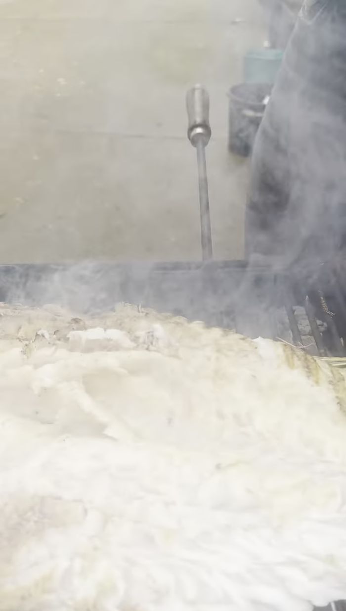 Añadir ajo, guindilla y aceite a la merluza mientras se cocina.