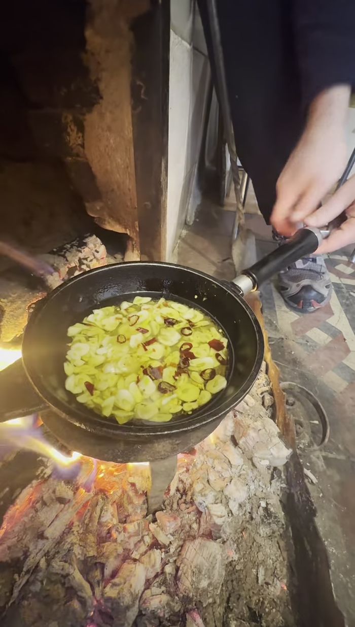 Preparar un majadito con chorizo, vinagre y limón.