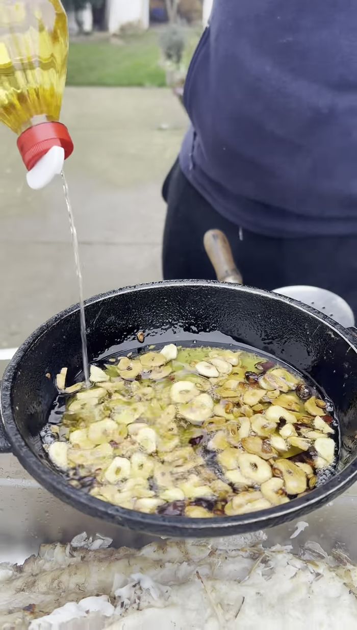 Agregar el majadito de chorizo a la merluza.