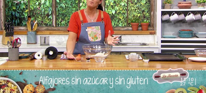 Agregar ingredientes húmedos: Incorporar el huevo y el aceite de coco a la mezcla seca. Mezclar hasta integrar. Agregar agua si es necesario para obtener una masa que se una fácilmente sin desgranarse. (623.64)