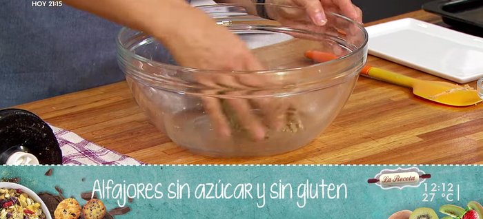 Estirar la masa: Colocar la masa entre dos hojas de papel film o silicona y estirar con un palote hasta obtener una capa fina y uniforme. (754.839)