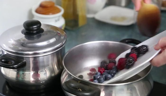 Cocer el almíbar con las frutas rojas durante 5 minutos aproximadamente.