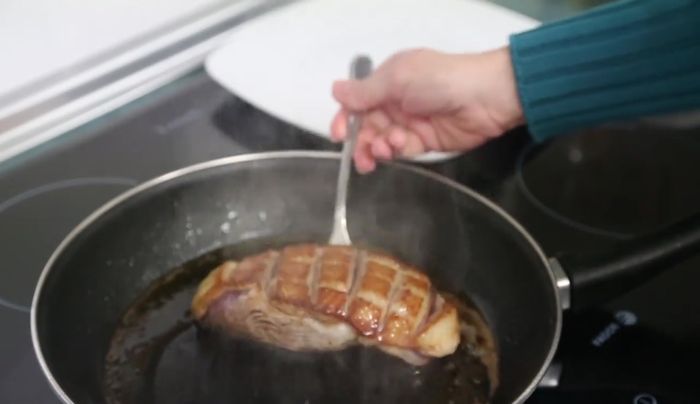 Reservar el magret y taparlo con papel de aluminio para que se mantenga caliente.