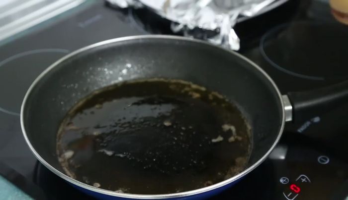 En la misma sartén, añadir caldo de carne y reducir la salsa.
