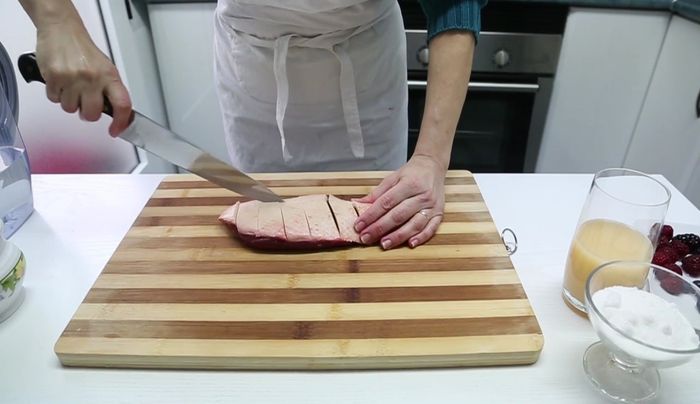 Hacer unos cortes en la piel del magret de pato para que se ase mejor.