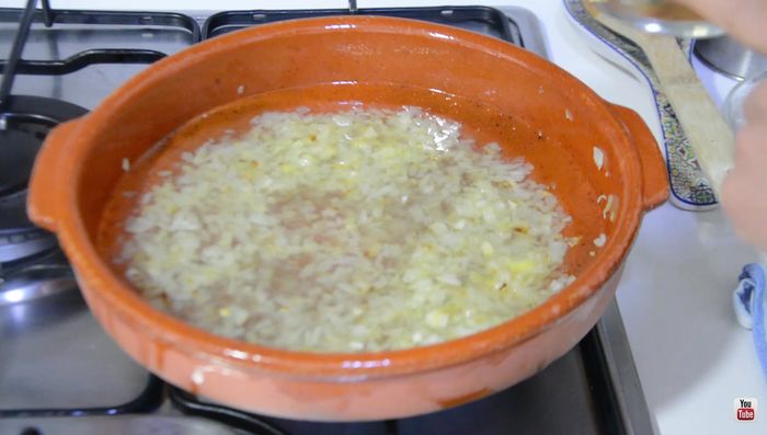 Añadir el caldo y la mitad del vino blanco a la cazuela. Dejar hervir y reducir.