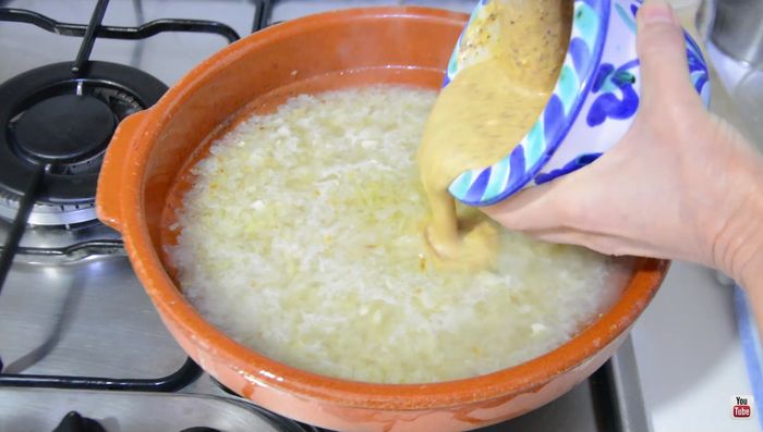Agregar la mezcla de almendras al guiso de cebolla y caldo. Añadir más caldo si es necesario para ajustar la consistencia.