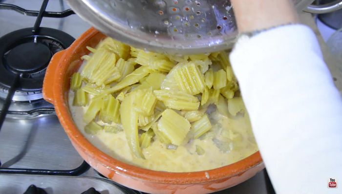 Incorporar los cardos cocidos, sazonar con sal al gusto y mezclar bien. Dejar hervir unos 5 minutos.