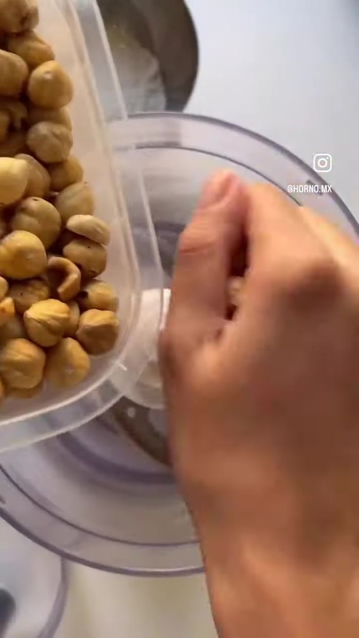 Pelar y tostar las avellanas durante 5-8 minutos a 180°C. Triturarlas.