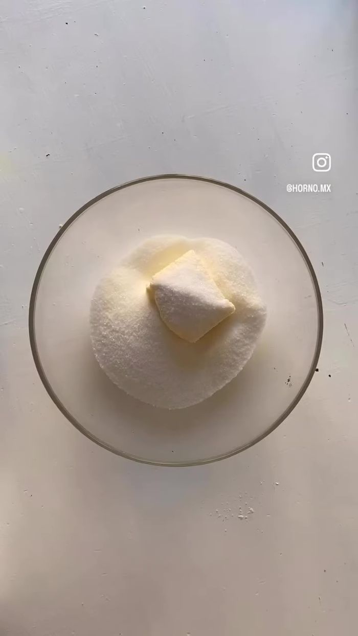 Mezclar las avellanas trituradas con la harina, el polvo para hornear y la sal.