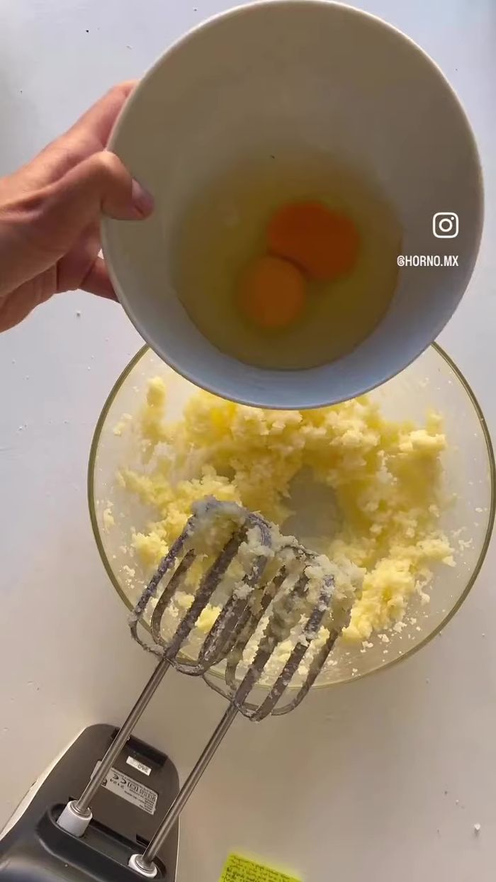 En otro bowl, batir la mantequilla sin sal y el azúcar blanco hasta que estén cremosos.