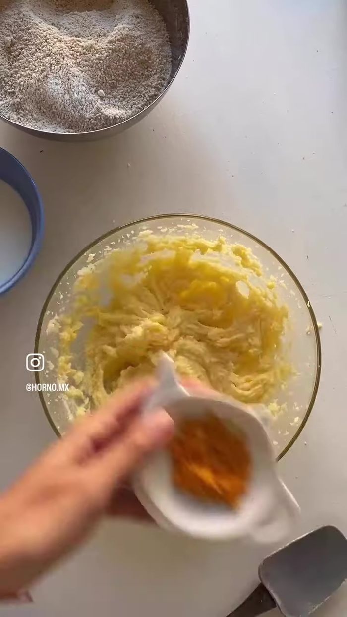 Añadir los huevos uno a uno, batiendo bien después de cada adición.