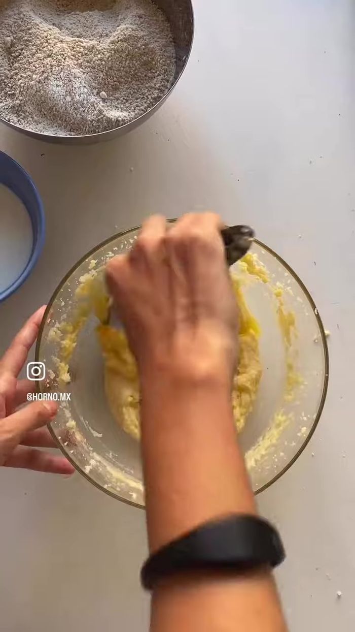 Incorporar la ralladura de naranja y el aceite de oliva.