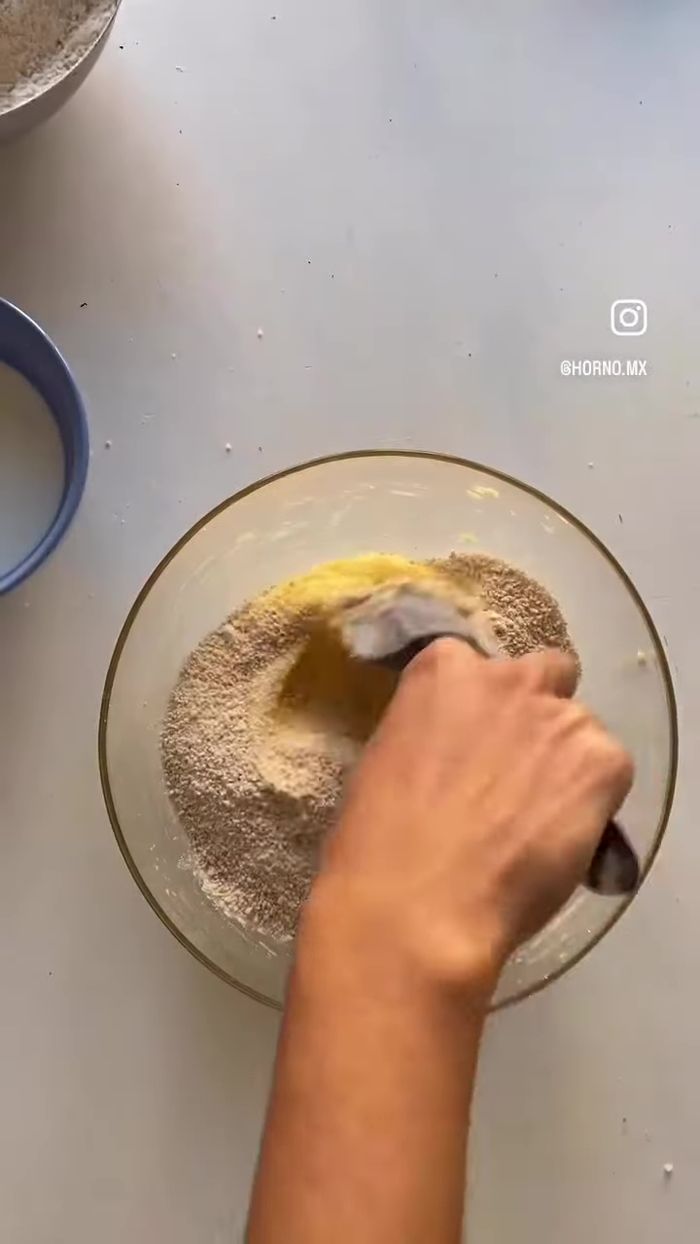 Agregar la mezcla de harina y leche alternativamente a la mezcla de mantequilla, comenzando y terminando con la harina.