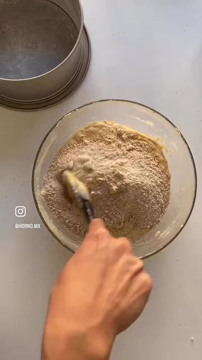 Verter la masa en un molde para horno redondo engrasado y enharinado.