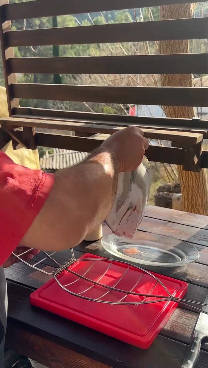 Colocar el rodaballo en la parrilla.