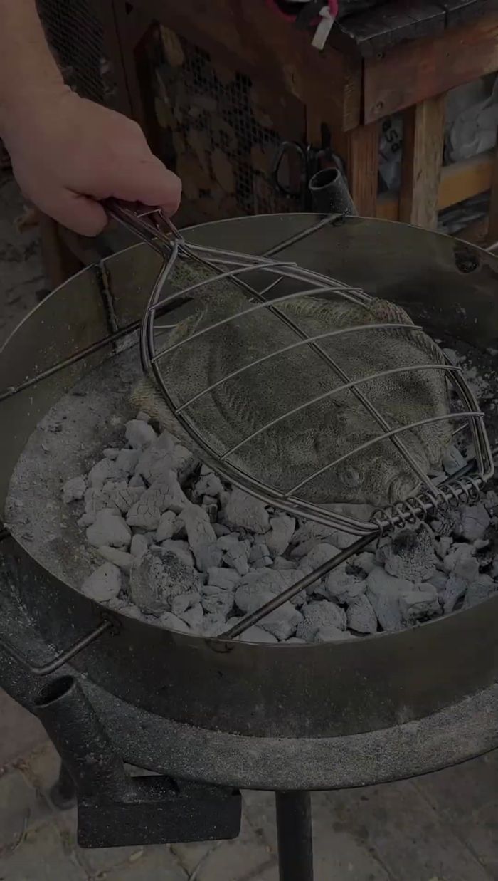Cocinar el rodaballo: Rociar el rodaballo con el adobo, primero por el lado blanco. Cocinar lentamente, rociando y volteando ocasionalmente hasta que esté cocido y la carne se despegue de la espina.