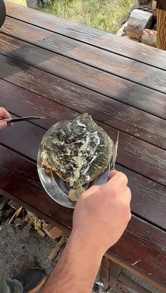Retirar la espina: Una vez cocido, retirar cuidadosamente la espina central del rodaballo con una espátula.