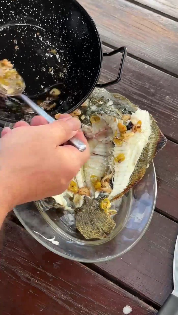 Aderezar: Rociar el rodaballo con un aderezo de aceite, vinagre y ajo, dejando que el colágeno se suelte. Repetir el proceso un par de veces para ligar el colágeno y que la salsa sea más espesa.