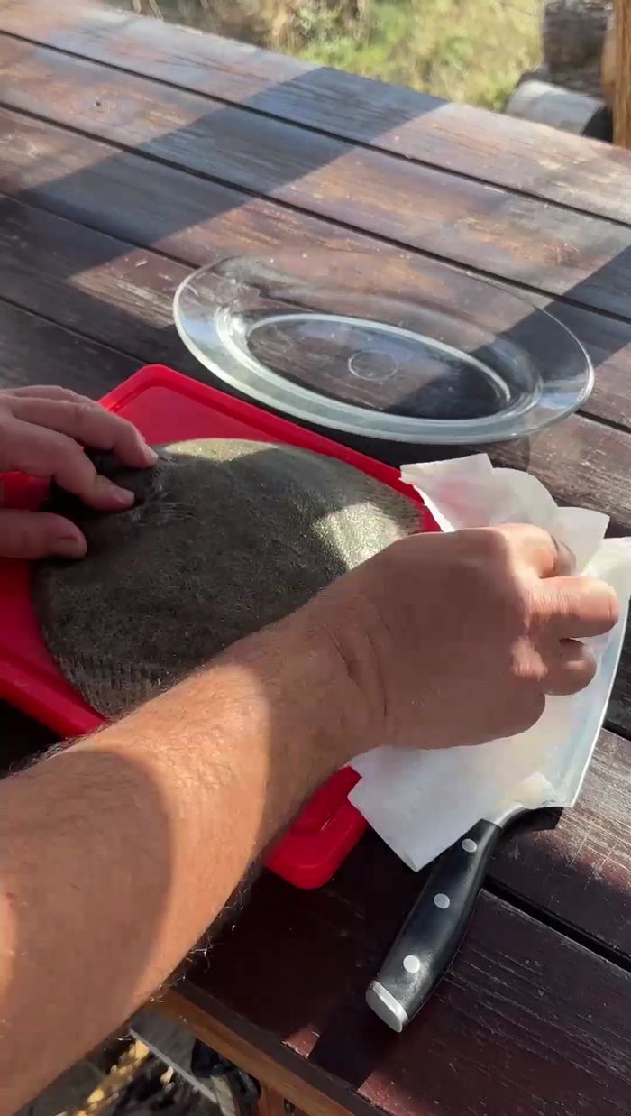 Secar el rodaballo: Secar el rodaballo con papel de cocina para eliminar la humedad.