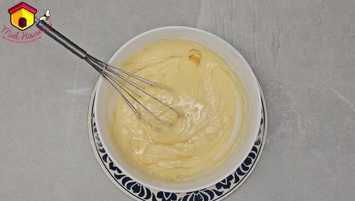 Agregar una tapita de ron o licor (opcional). Si la masa está muy dura, agregar un chorrito de leche; si está muy líquida, agregar un poco de harina.