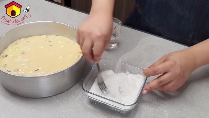 Esparcir una mezcla de azúcar y unas gotas de agua sobre la superficie de la torta para crear una capa crujiente.