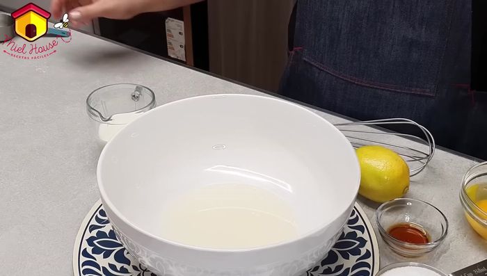 En un recipiente, mezclar el aceite, la leche, la vainilla, la ralladura de limón (y canela, si se desea).