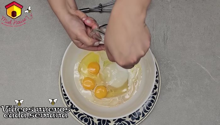 Agregar el azúcar y los huevos. Batir bien hasta obtener una mezcla homogénea.
