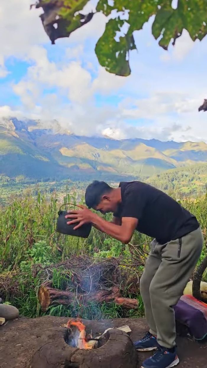 En una olla, agregar agua y llevar a ebullición. Agregar la chochoca.