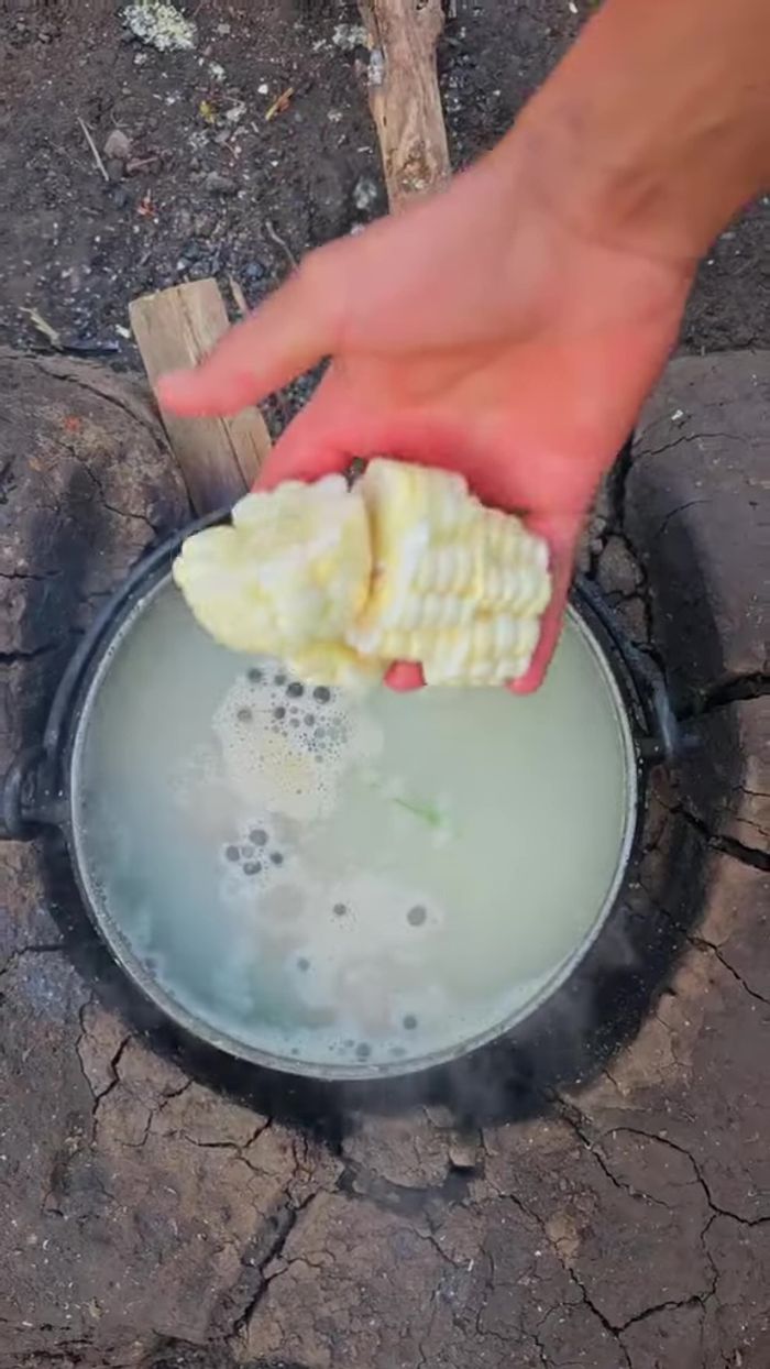 Picar los choclos y la zanahoria, agregar a la olla.