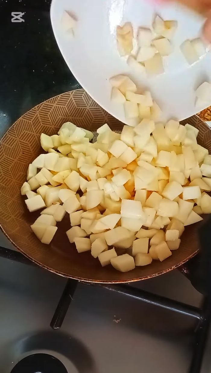 En una sartén a fuego medio, derretir una cucharadita de manteca. Agregar las peras y cocinar durante 12 minutos, revolviendo ocasionalmente.