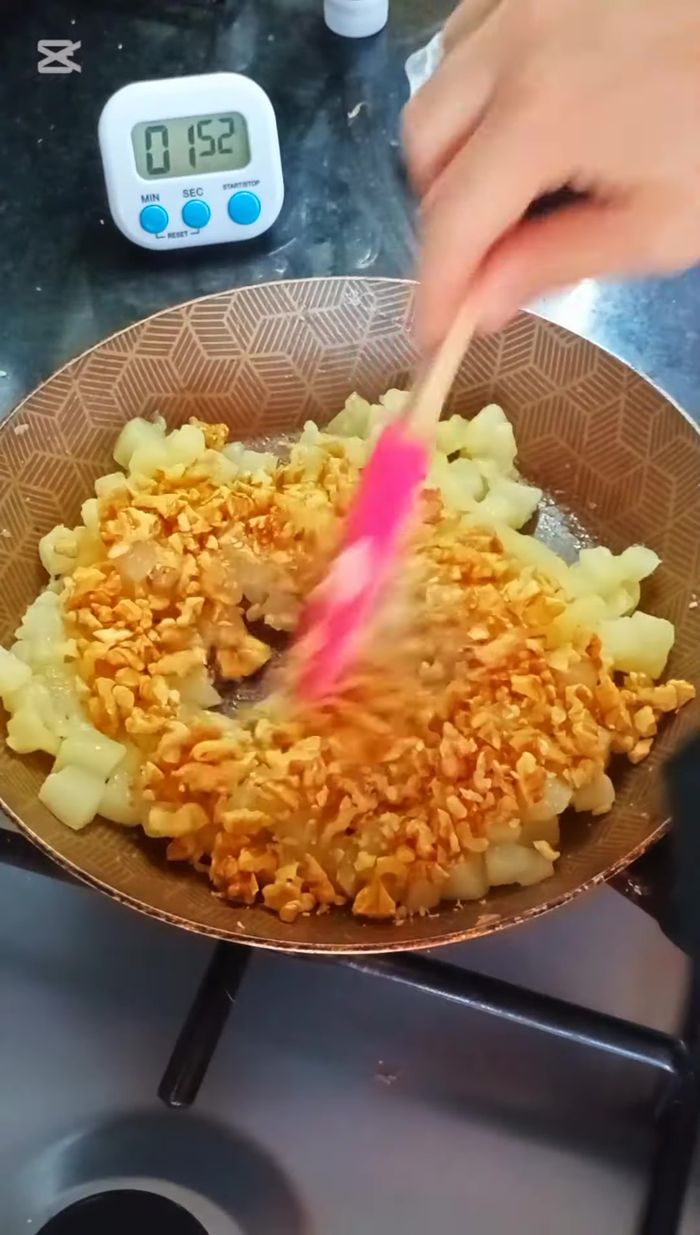 Incorporar las nueces picadas, una cucharada sopera de manteca y las especias (o canela) al gusto. Cocinar a fuego lento durante 4 minutos.