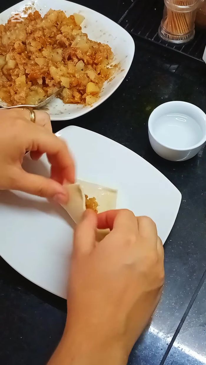 Cortar la masa hojaldrada en cuadrados o triángulos.