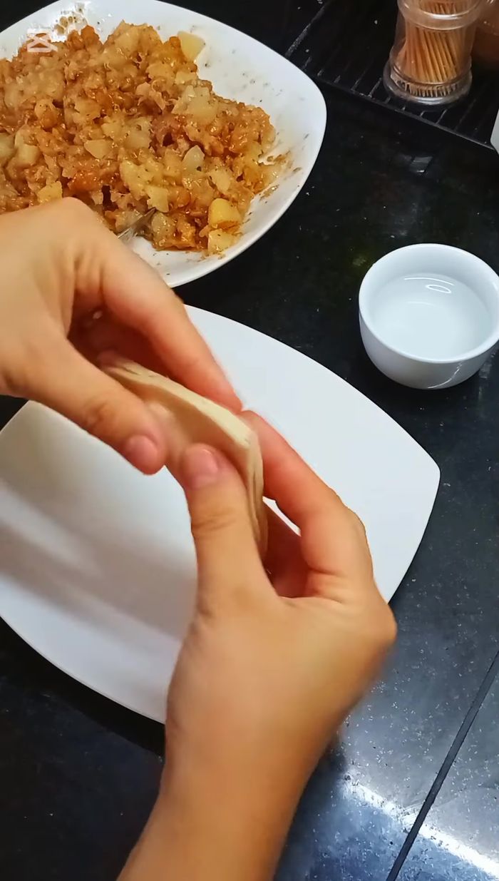 Colocar una porción del relleno de peras y nueces en el centro de cada pieza de masa.