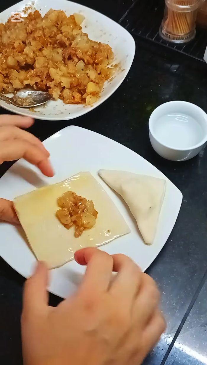 Unir las puntas de la masa para formar los pastelitos, sellando con un poco de agua.