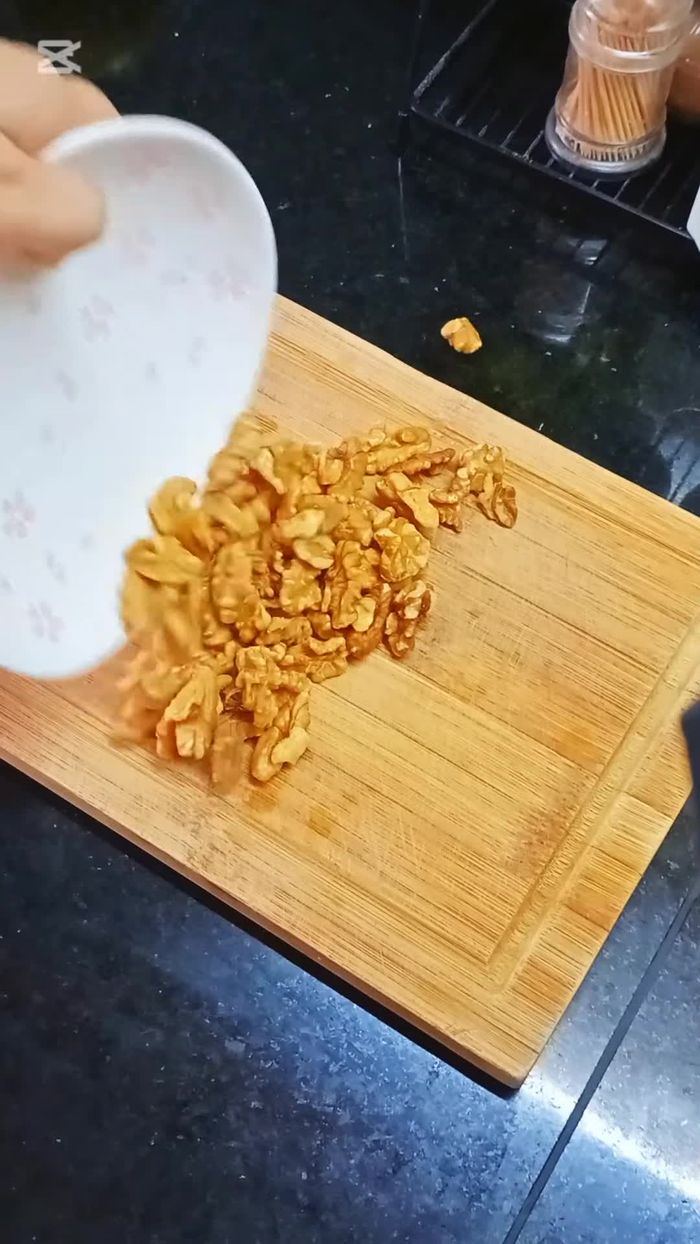 Picar las nueces groseramente. Las cantidades exactas se encuentran en la descripción del video.
