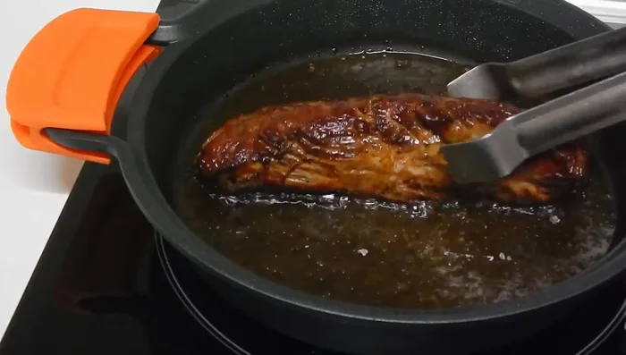 Una vez bien dorado, añadir el zumo con miel y cocinar unos 5 minutos más.