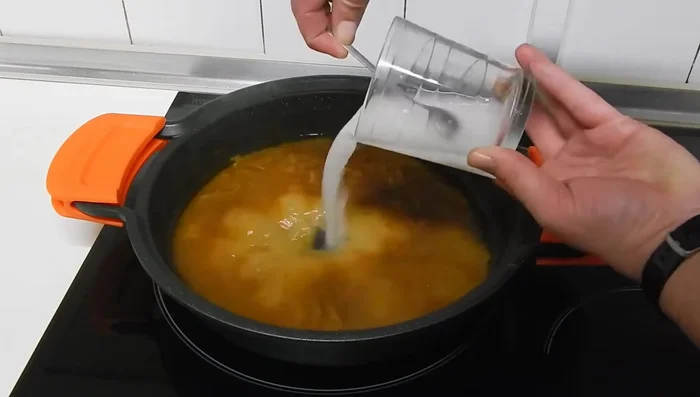 Incorporar el agua con la maicena a la salsa para espesar. Reducir durante 10 minutos.