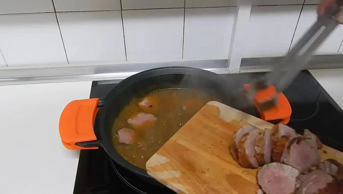 Sumergir el solomillo en la salsa y dejar cocinar unos 3 minutos más.