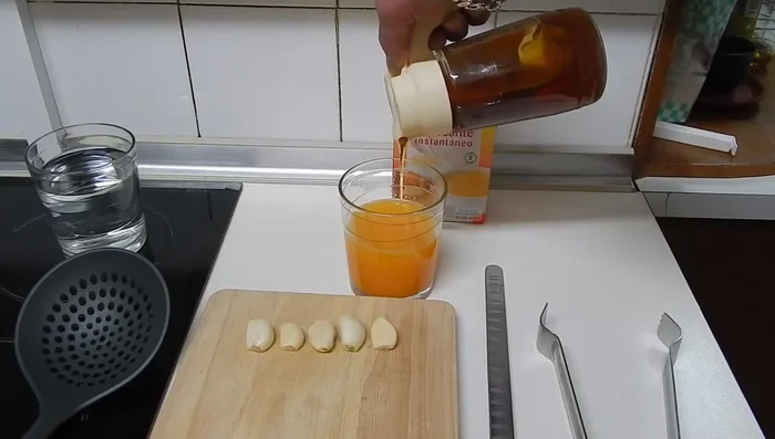 Disolver la miel en el zumo de naranja y la maicena en el agua.